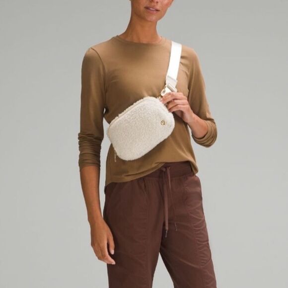 Lululemon Everywhere Belt Bag Fleece White and Gold NWT - Picture 5 of 14